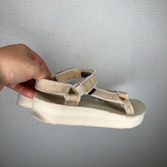 Teva Sandals Women's Size 8 Beige Fluffy Adjustable Straps Platform Casual Shoes - Picture 2 of 6